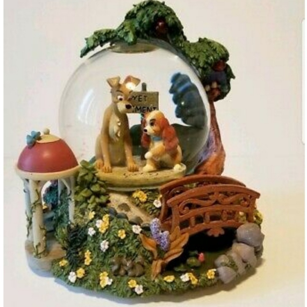 Lady and the tramp snow globe